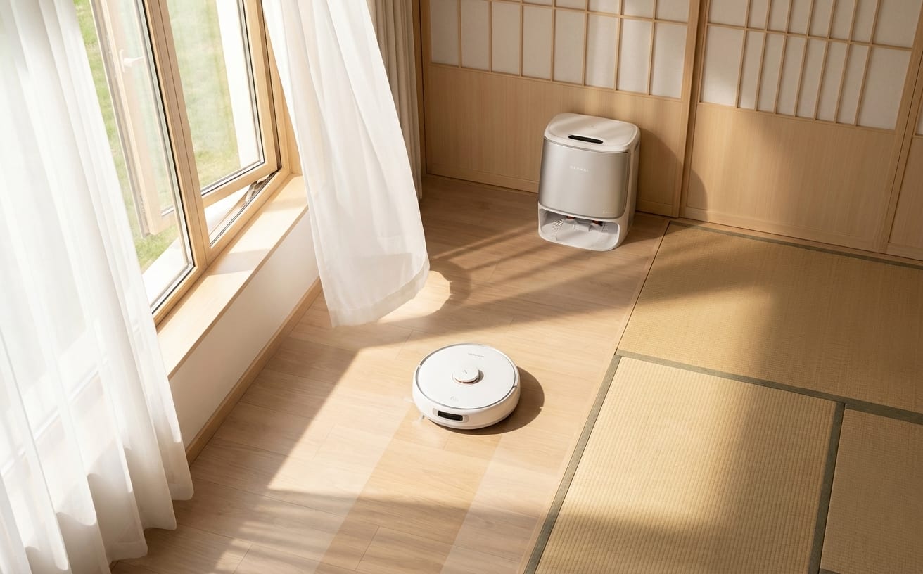 夏の大掃除のために、掃除機が静かに動いている和室の光景。清潔感あふれる空間。