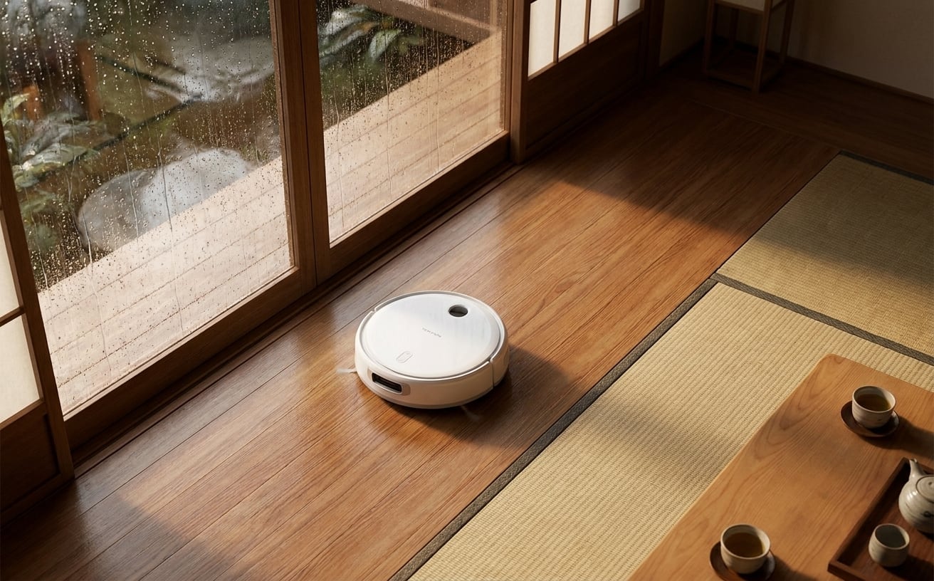雨の日に部屋の掃除をするための掃除機が、木の床を静かに移動しています。