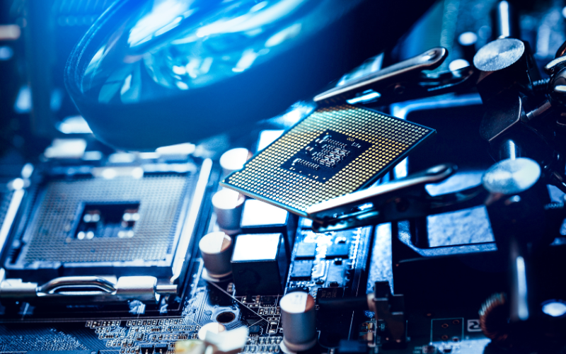 A close-up of a semiconductor chip, highlighting technology involved in the Mediatek vs Snapdragon debate.