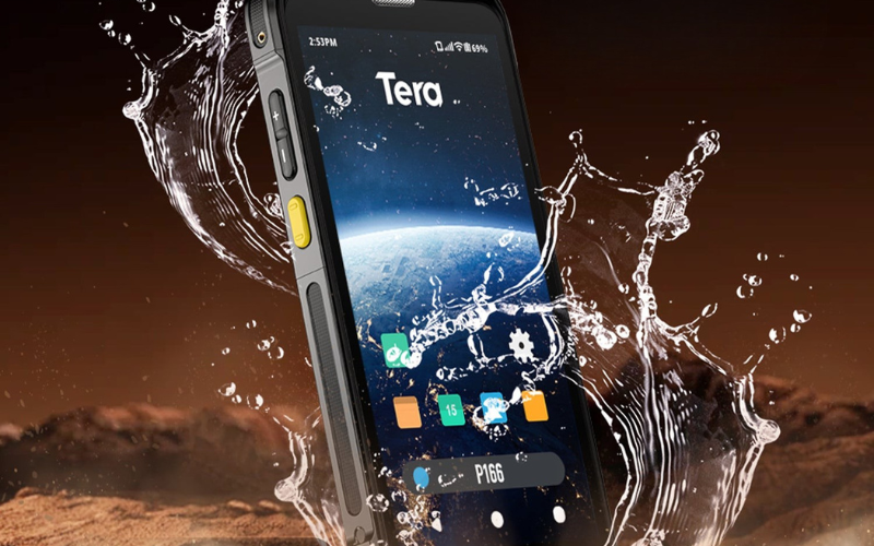 Un teléfono inteligente resistente que se desliza por el agua, demostrando su durabilidad y las características de su escáner de código de barras de alta resolución.