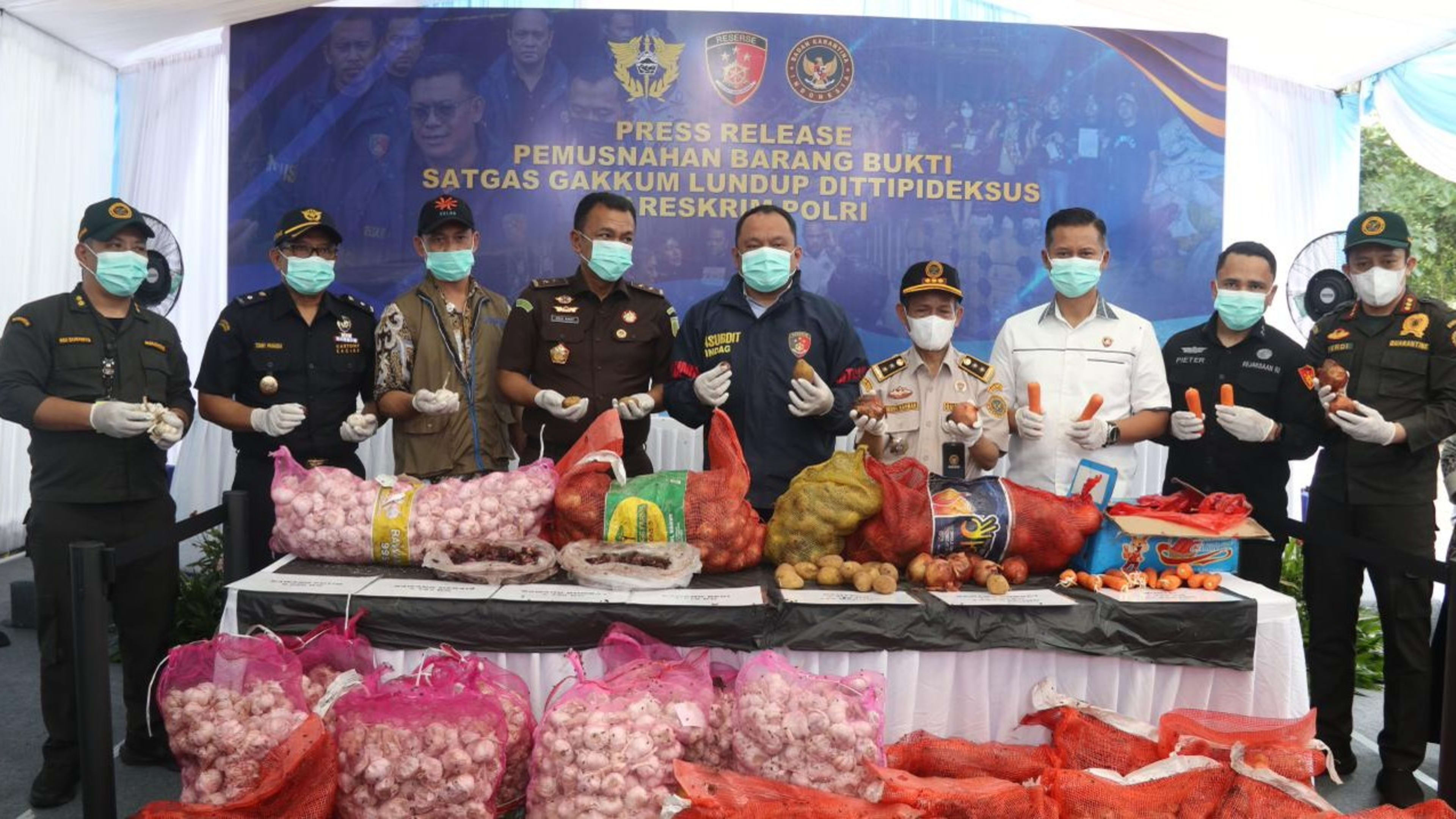 Bareskrim Polri Musnahkan Ribuan Kilogram Bawang Impor Ilegal dari Jalur Tikus Perbatasan Malaysia