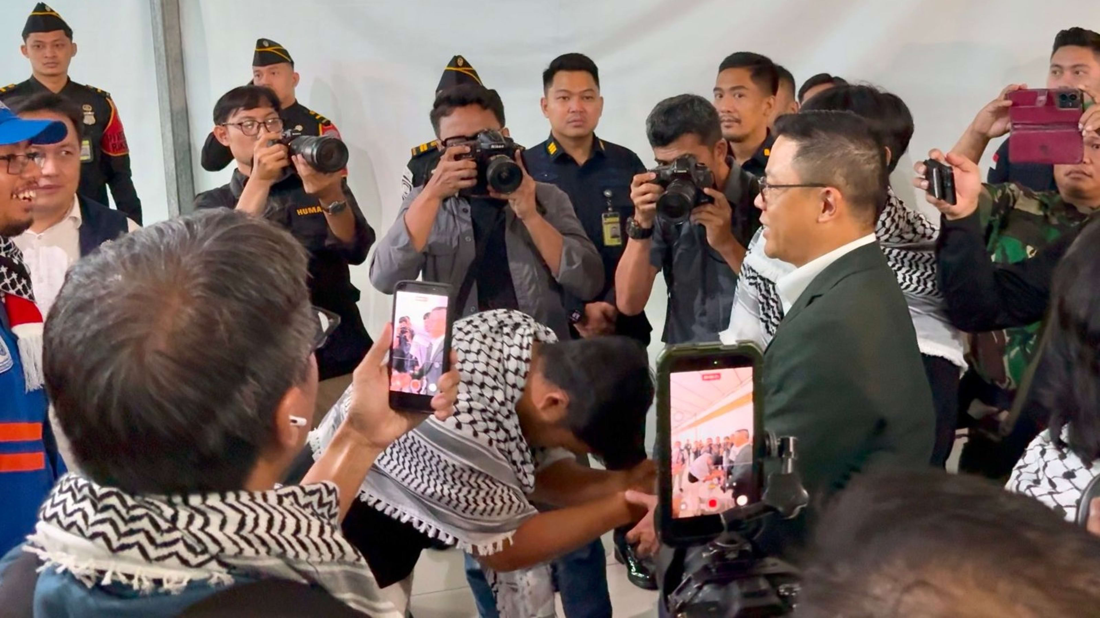 Menlu Sugiono Jemput Langsung WNI yang Bebas dari Tahanan Israel di Bandara Soetta