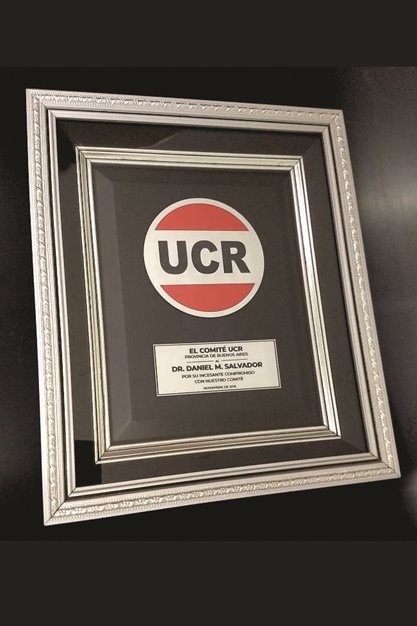 Imagen de producto Plaqueta Enmarcada Símil Bronce/Acero Calada 25 x 30 . Art. PEEC 2530