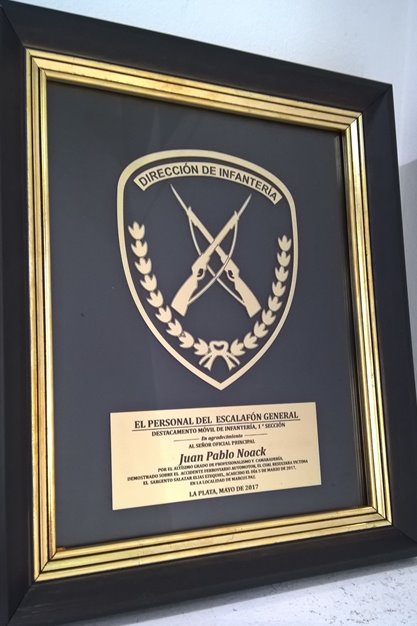 Imagen de producto Plaqueta Enmarcada Símil Bronce/Acero Calada 25 x 30 . Art. PEEC 2530