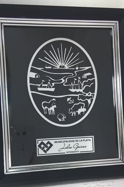 Imagen de producto Plaqueta Enmarcada Símil Bronce/Acero Calada 25 x 30 . Art. PEEC 2530