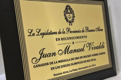 Imagen de producto Plaqueta Símil Acero/Bronce 13 x 18 con Base y Caja. Art. PSBA 1318