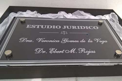 Imagen de producto Placa de Acrílico 20 x 30 con Base. Art. PM 2030