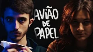 Capa do vídeo - Jovem segurando um avião de papel