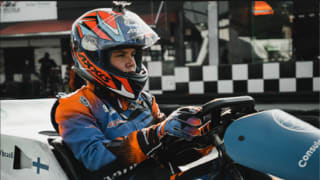 Capa do Vídeo - Homem em um Kart de corrida