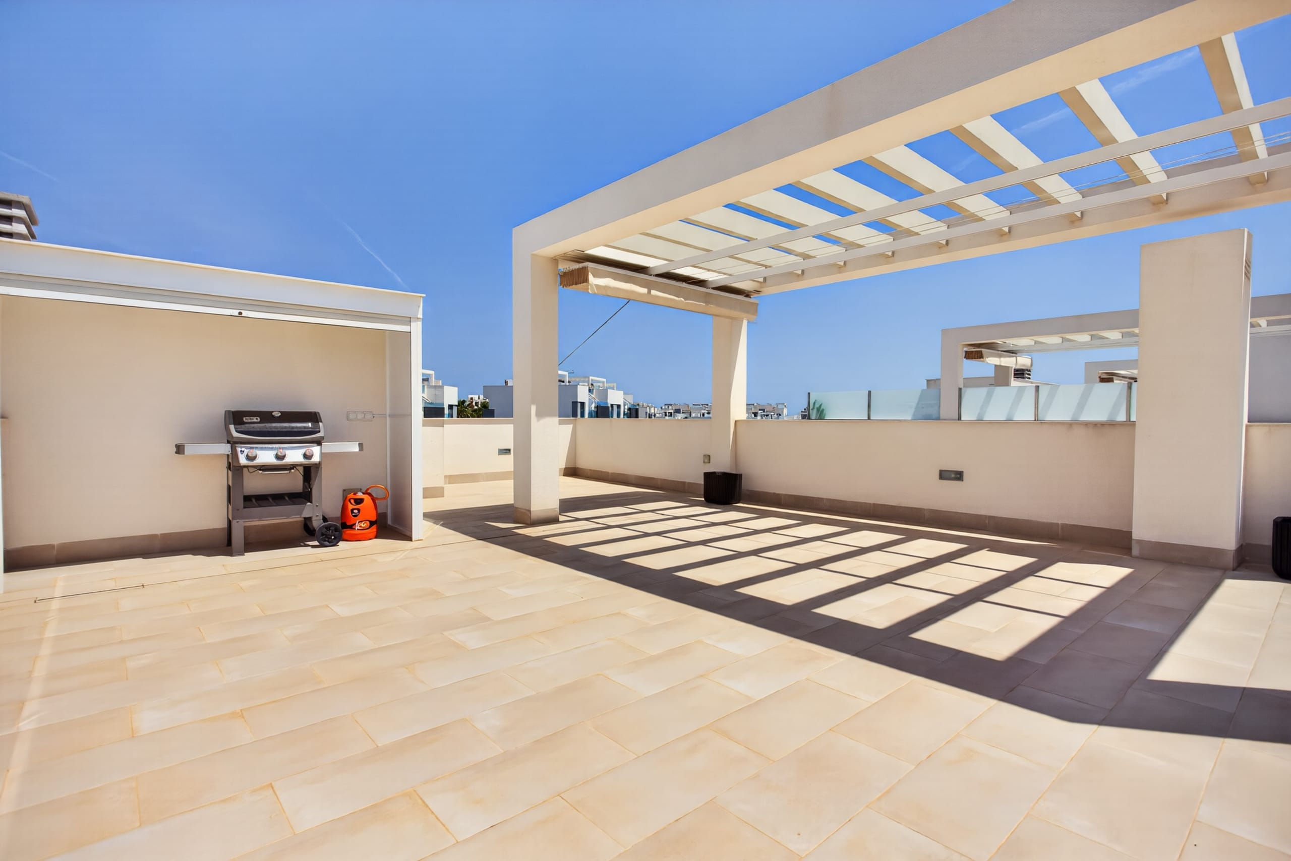 Privé-solarium van 70 m² met panoramisch uitzicht — penthouse El Raso Costa Blanca Zuid