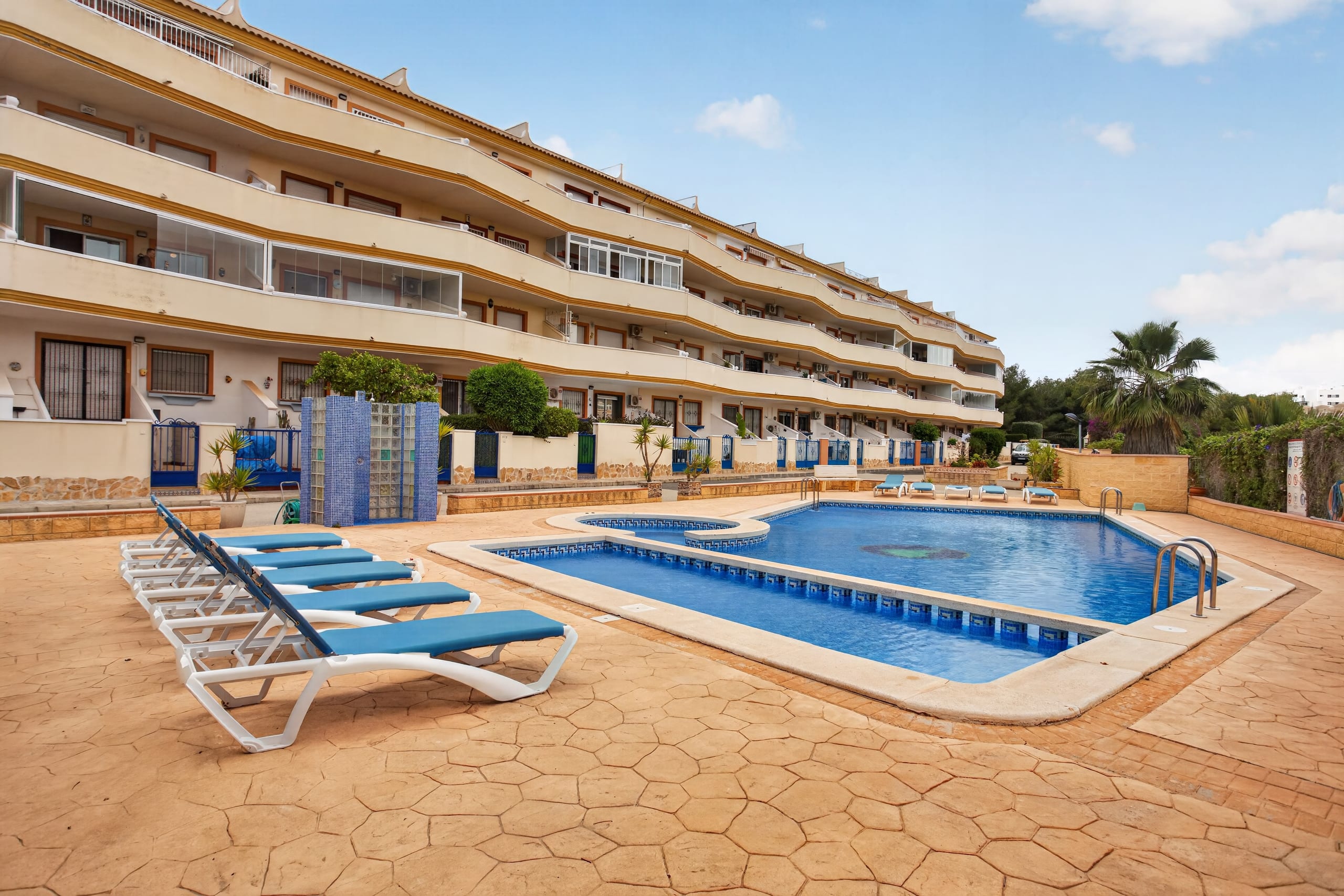 Piscina comunitaria de la urbanización Villamartin Orihuela Costa