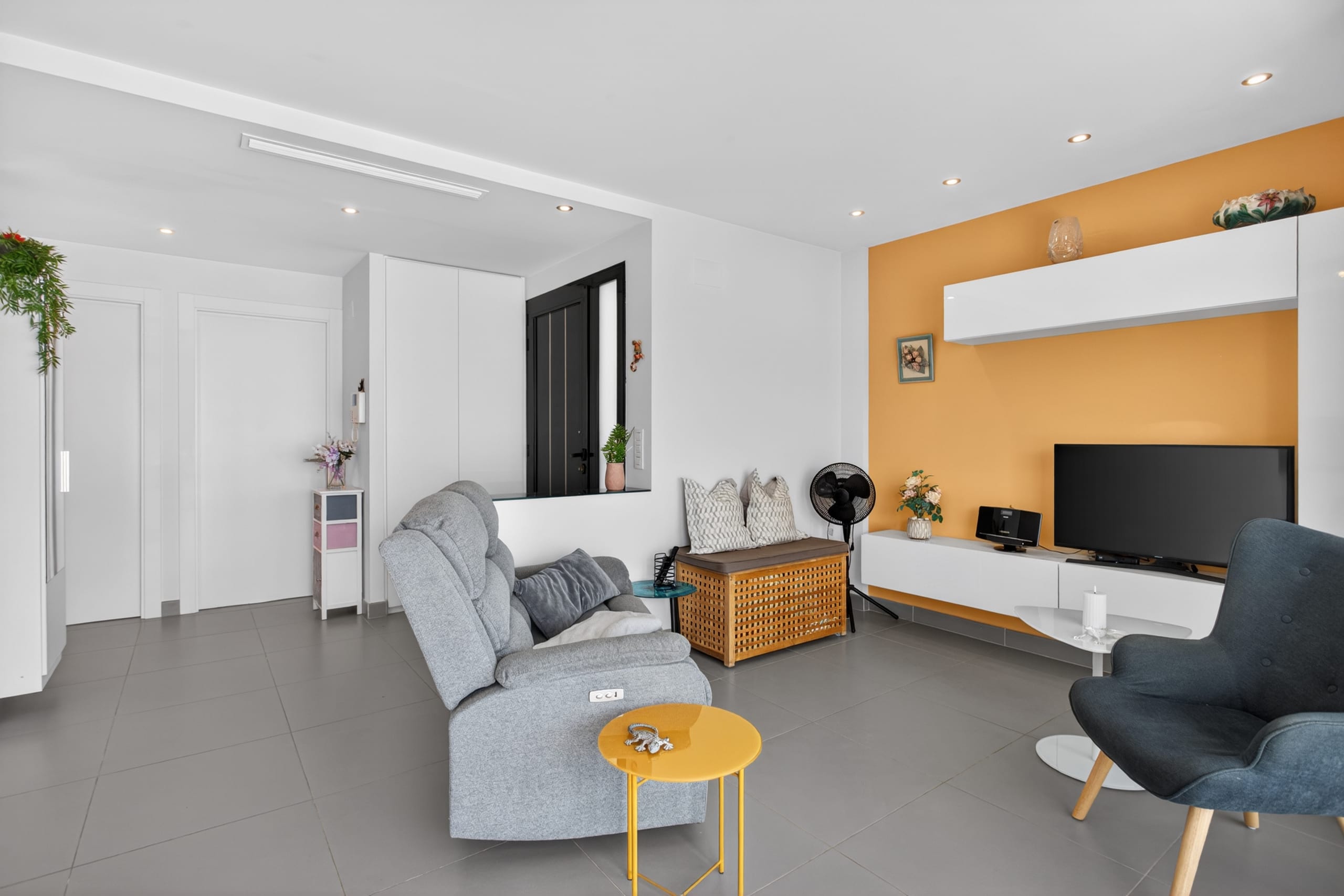 Bright living room with access to south-facing terrace — resale apartment Doña Pepa Rojales