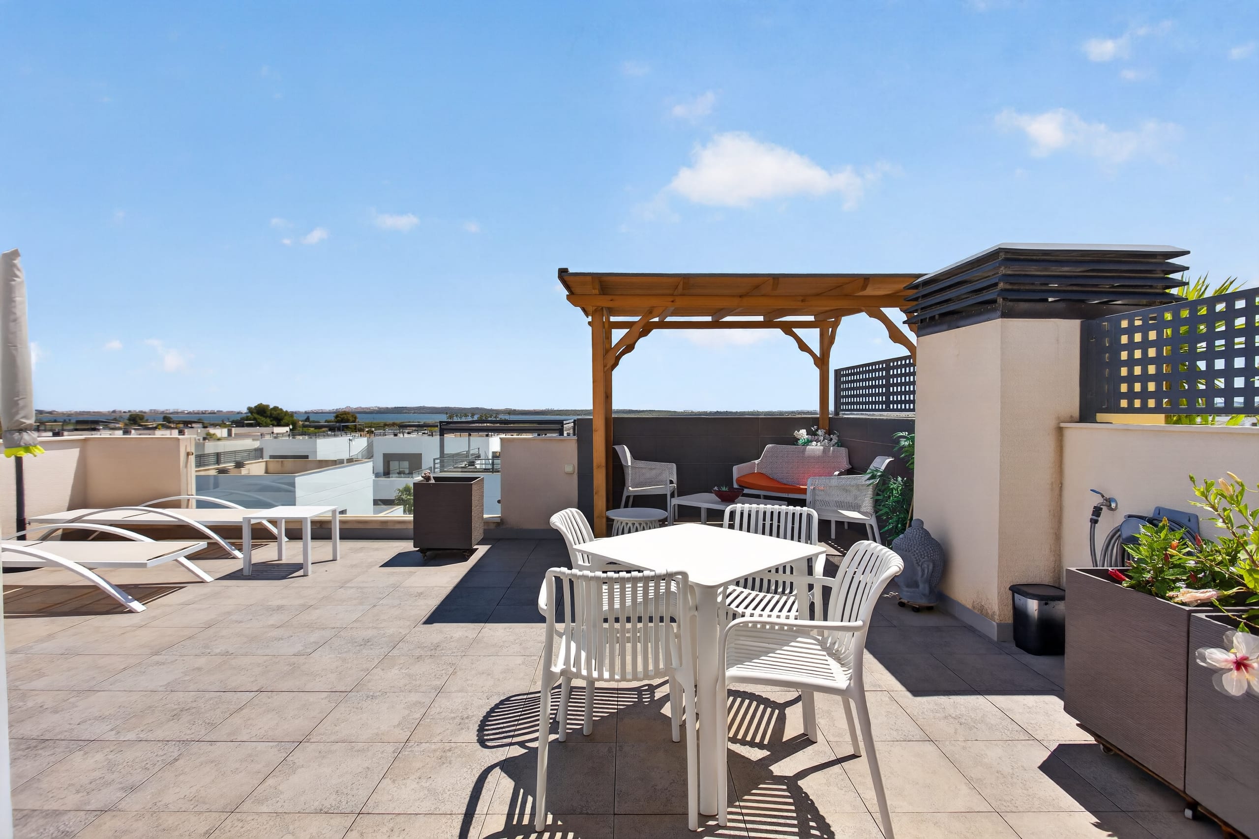 Exterior area of the residential complex with views of La Mata Lagoon — Doña Pepa Rojales
