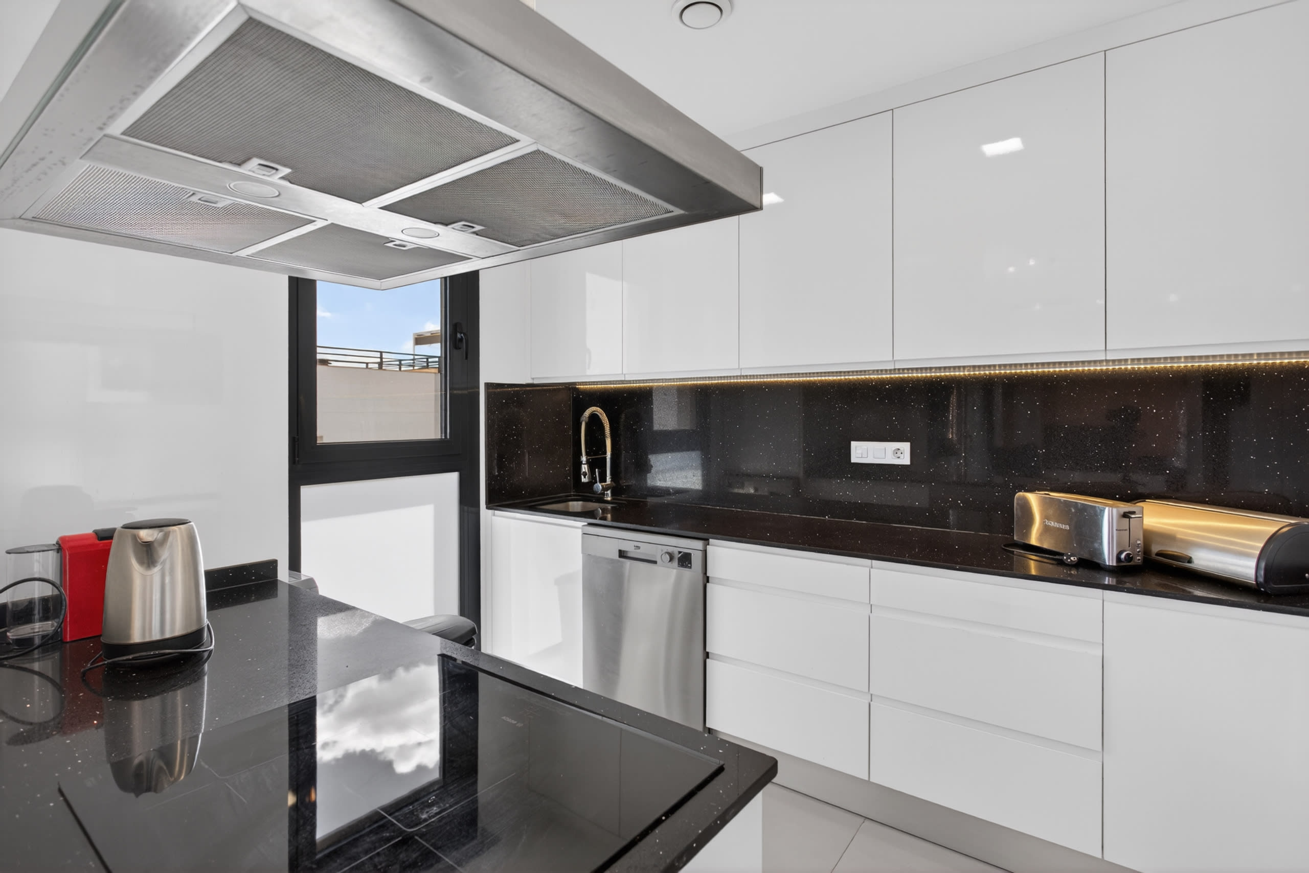 Fully equipped kitchen with all appliances — resale apartment Rojales
