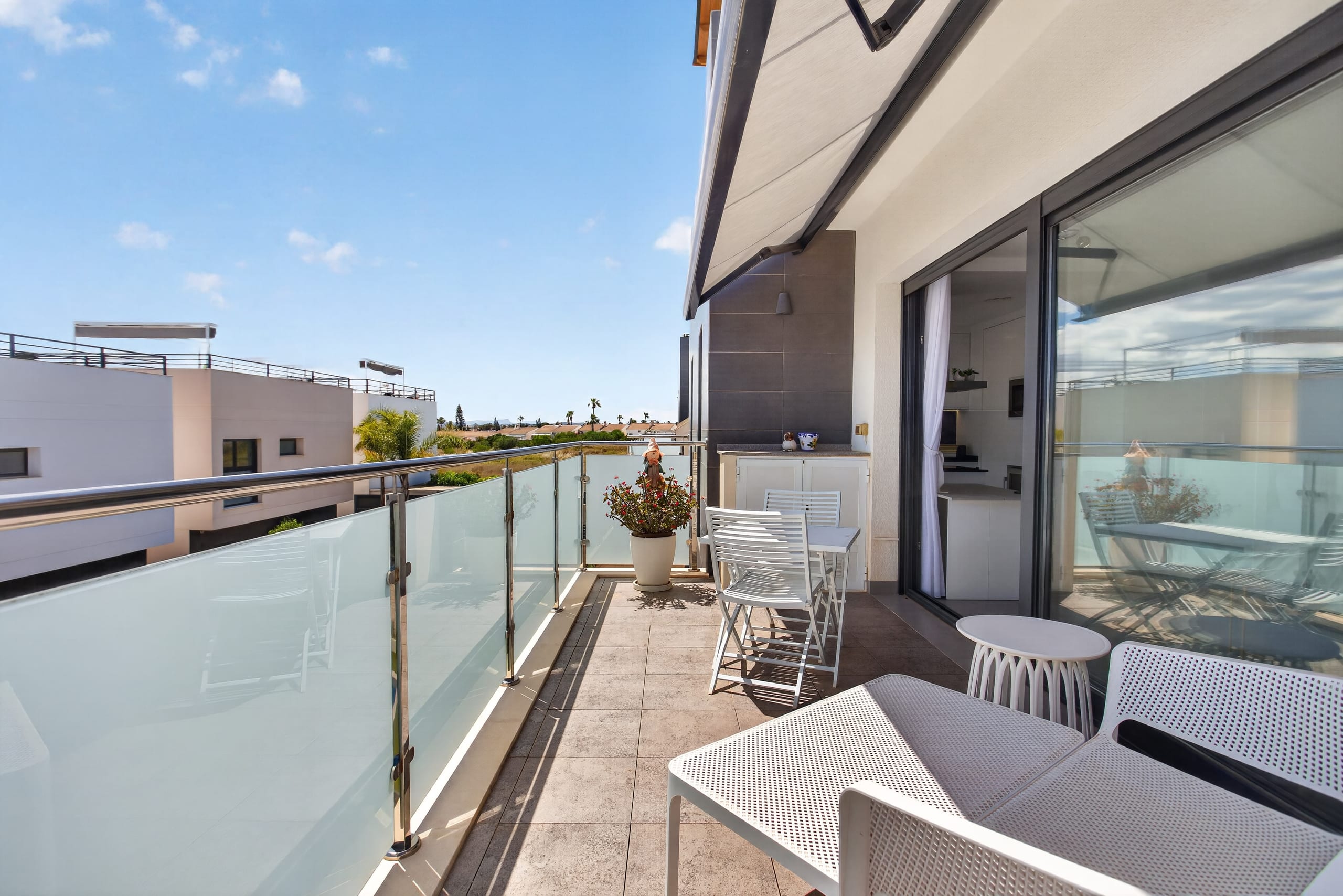 13 m² south-facing terrace with electric awning — apartment Doña Pepa Rojales