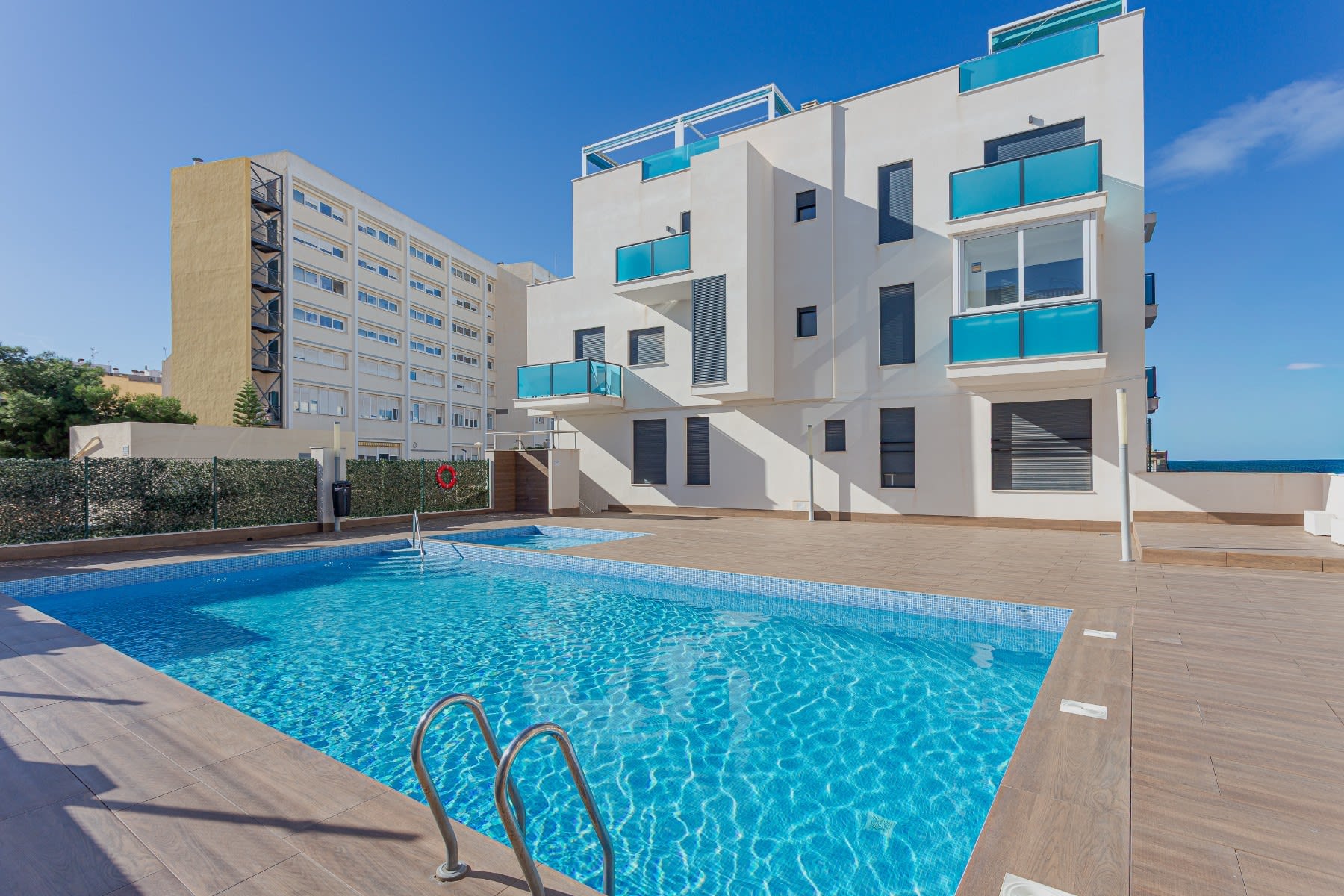 South-facing furnished apartment with terrace and communal pool in Torrevieja — exterior view
