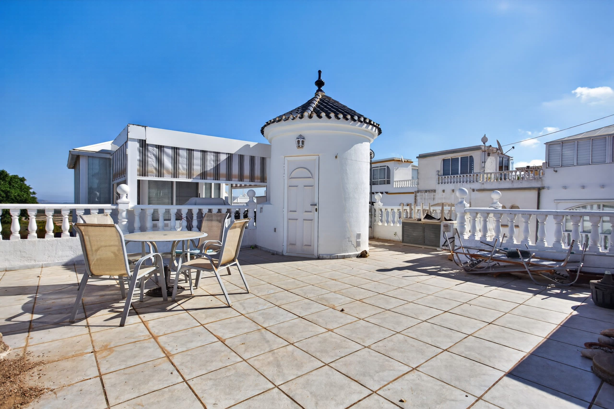 Apartment with private solarium in Blue Lagoon, San Miguel de Salinas — 30 m² rooftop solarium with open views