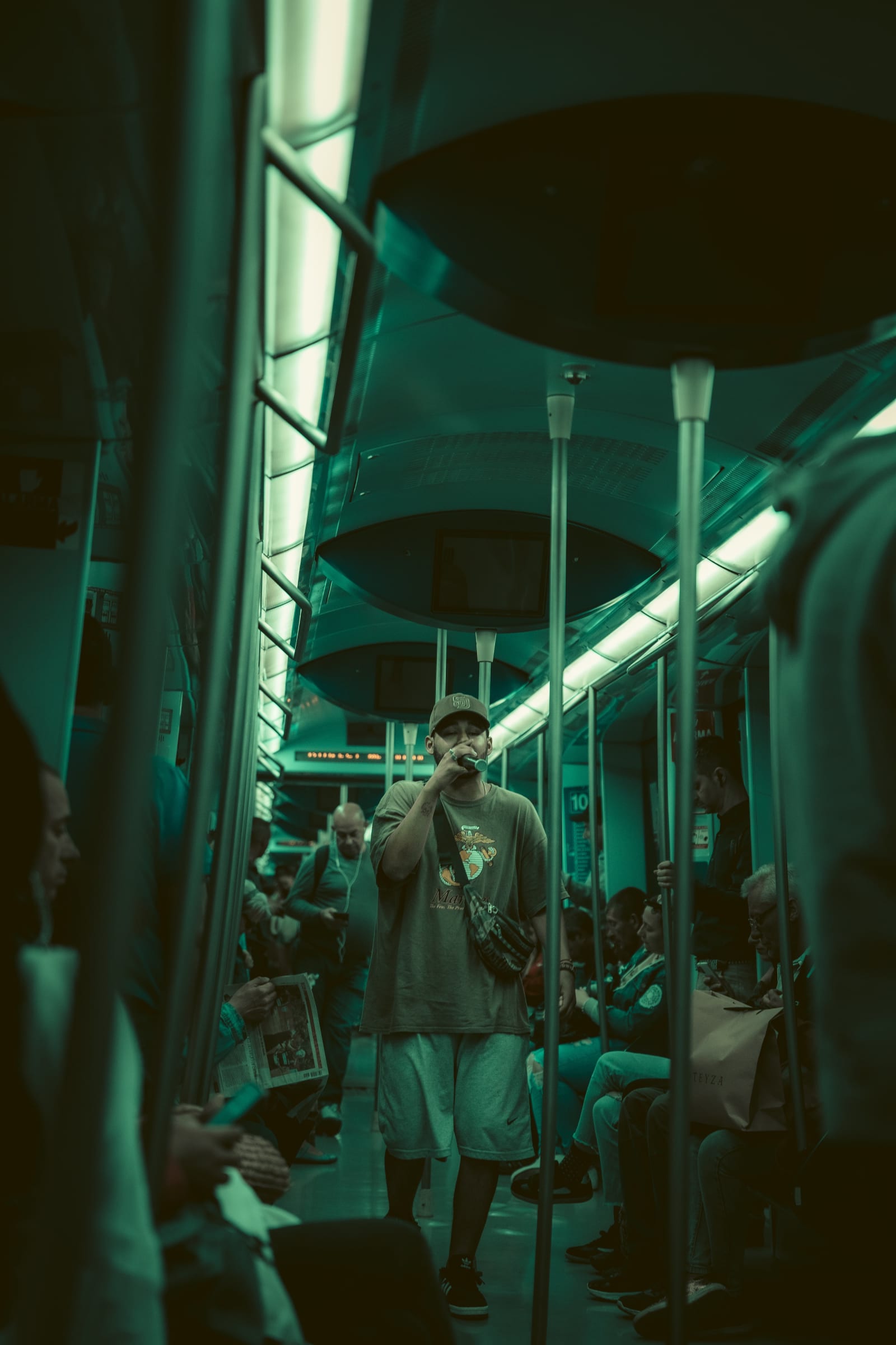 Piosenkarz w metrze