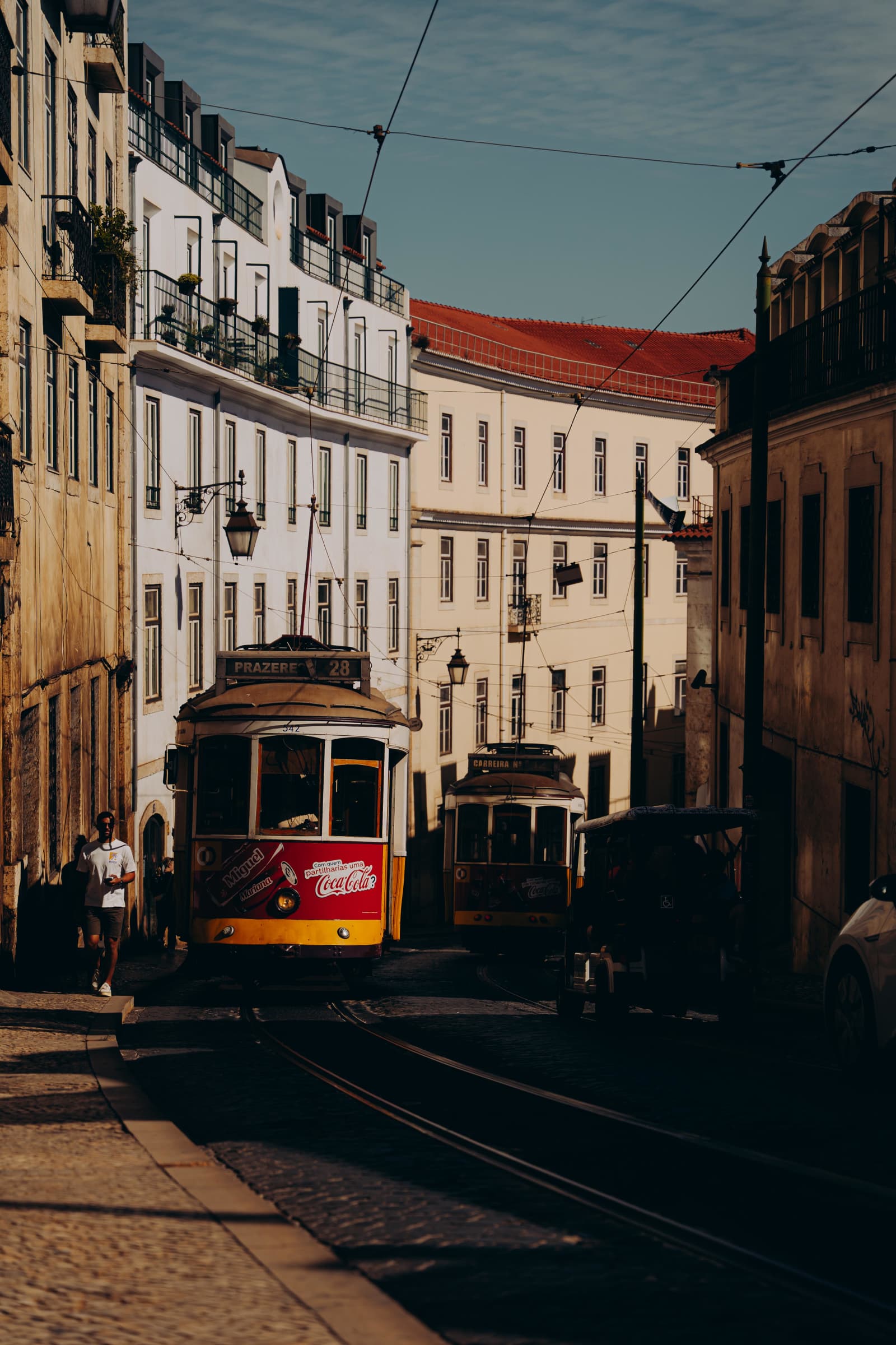 Spotkanie tramwajów 28 w cieniu lizbońskich ulic