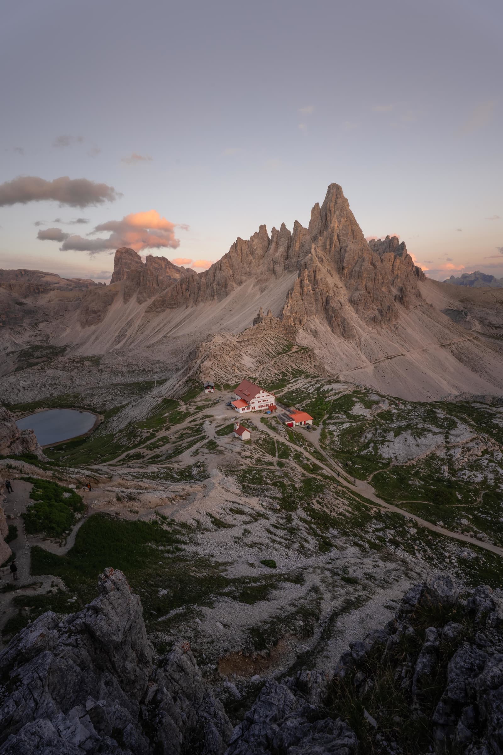 Blask zachodu Słońca nad Rifugio Locatelli i Monte Paterno