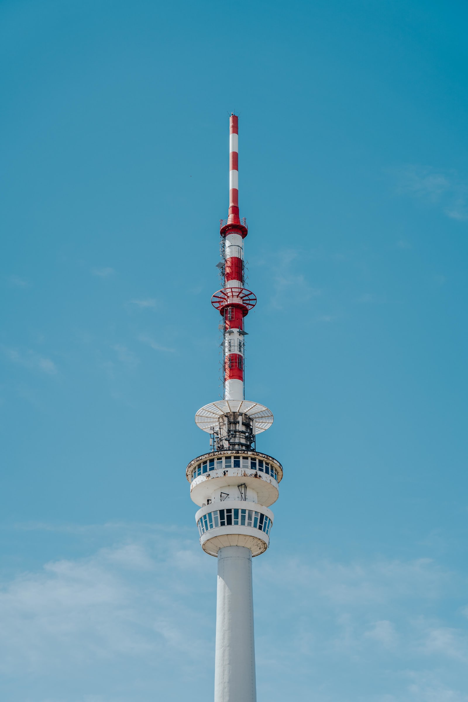 Praděd Tower przeszywa błękitne niebo