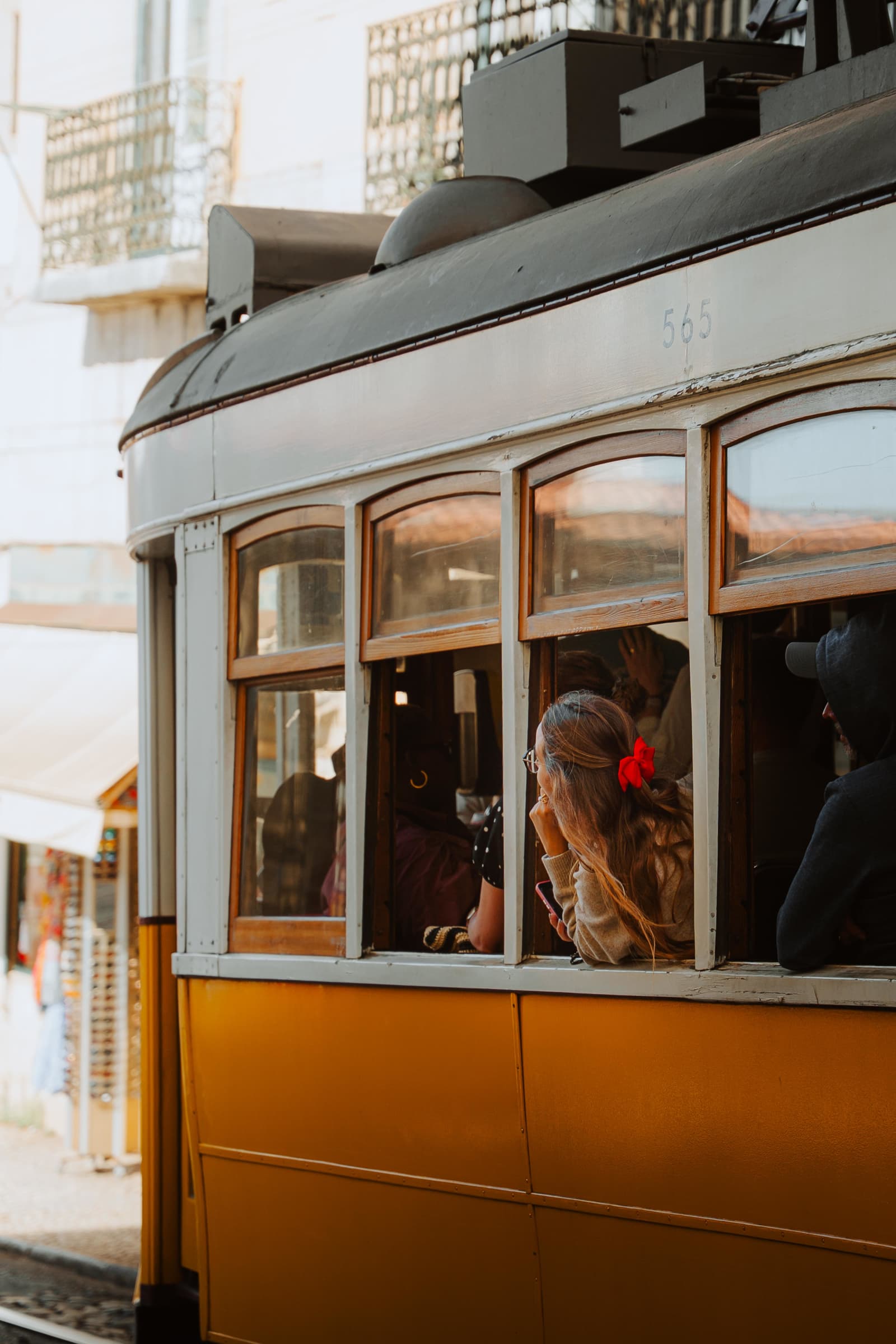 Zadumana pasażerka w oknie tramwaju