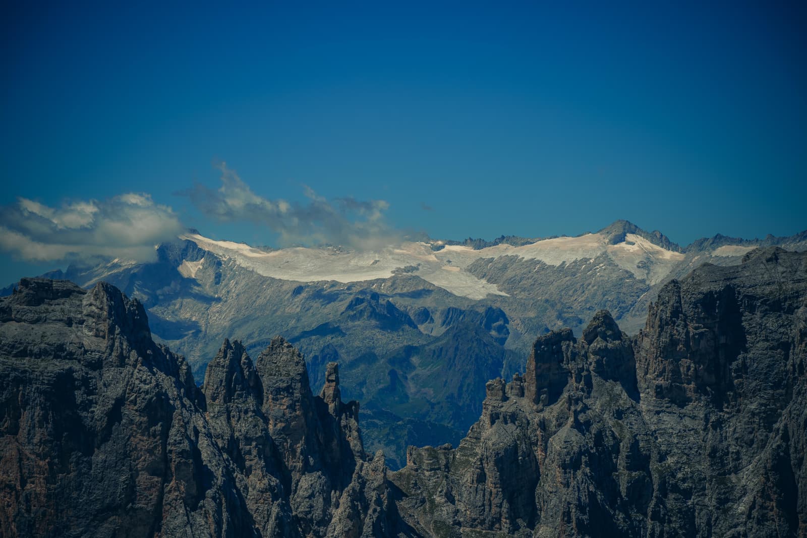 Poszarpane iglice Dolomites pod zaśnieżonymi graniami