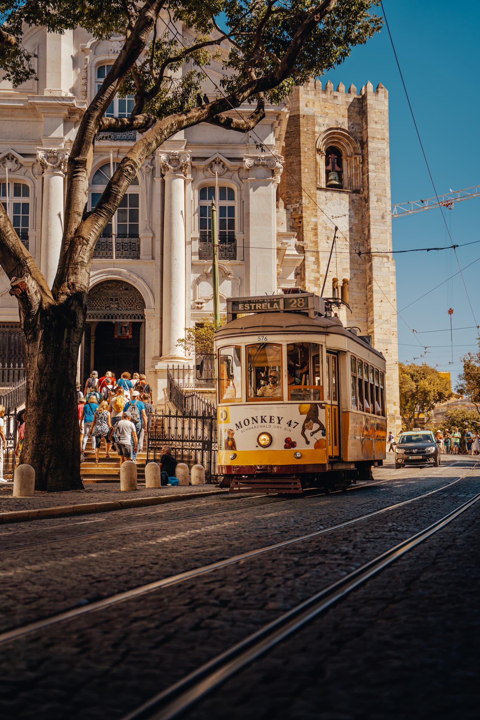 Kultowy tramwaj 28 przy Katedrze Sé w Lizbonie