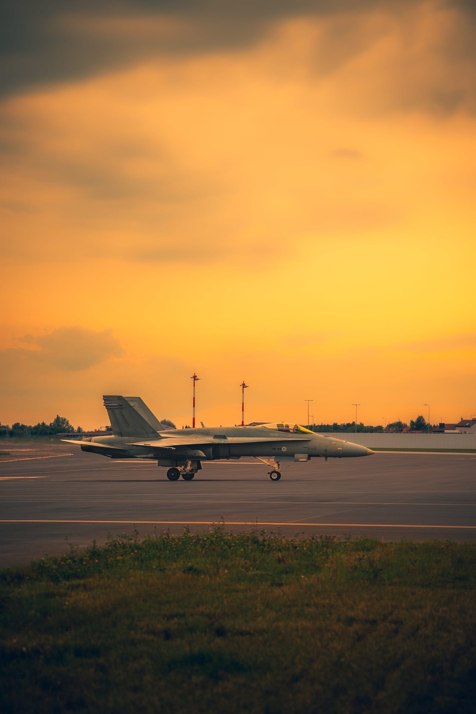 F18 i zachód Słońca