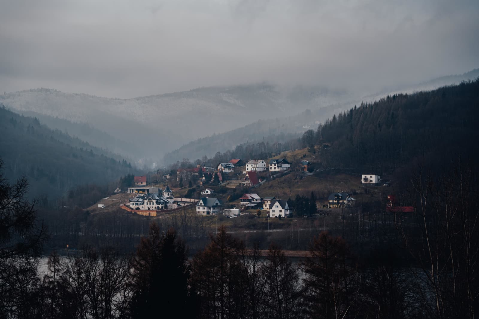 Mgła osiadająca nad przysiółkiem