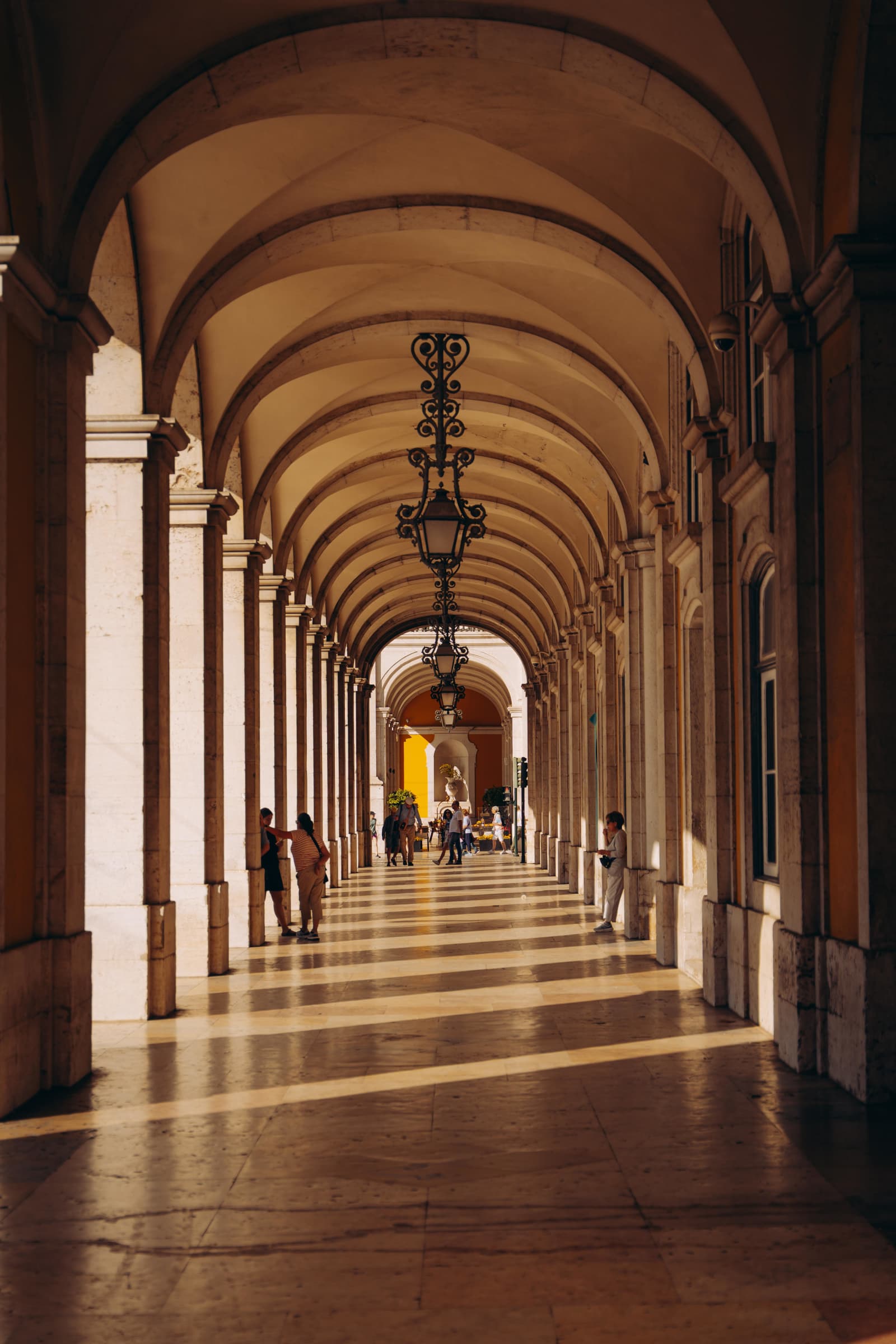 Gra światła w arkadach Praça do Comércio