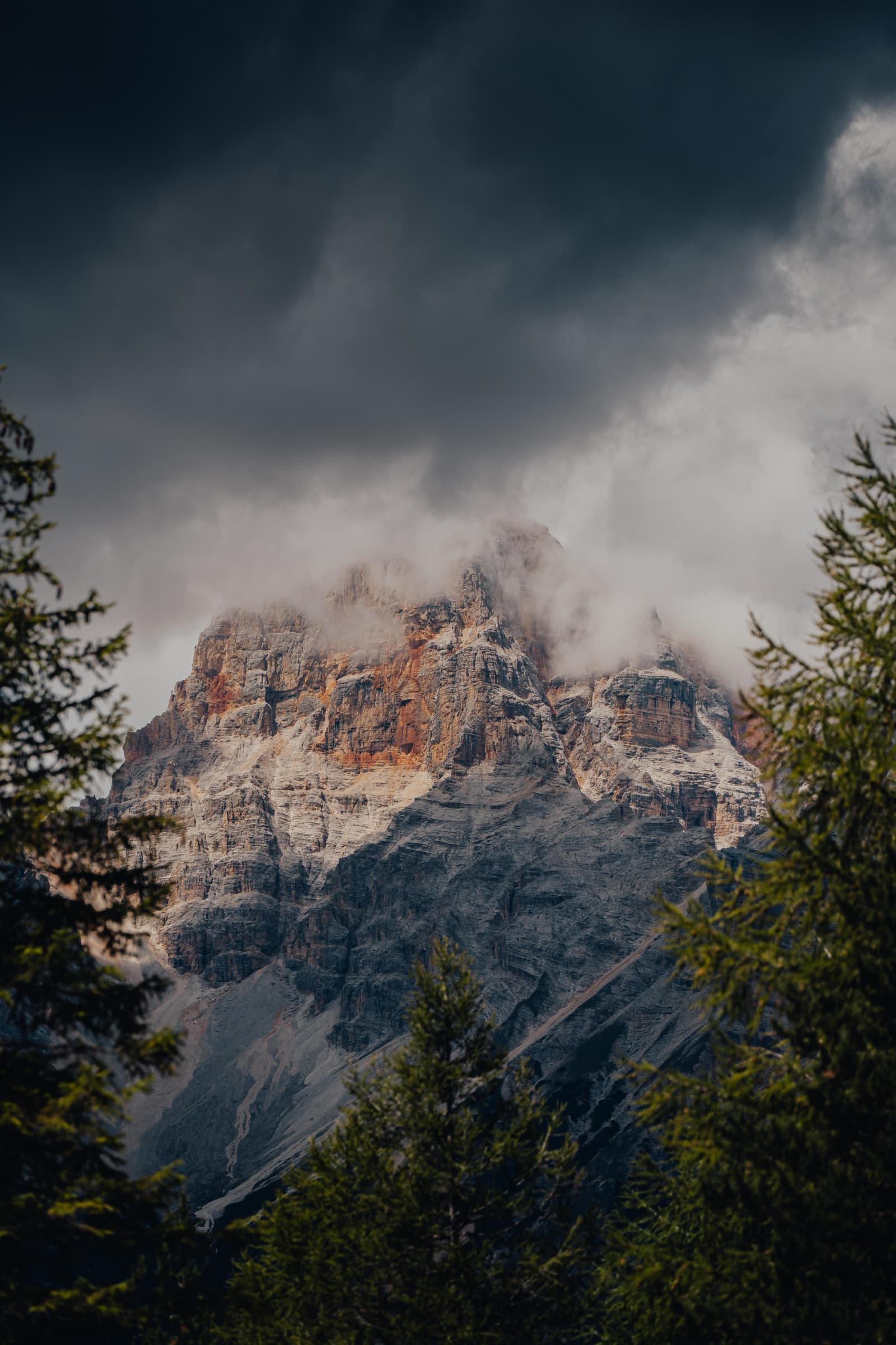 Burzowe chmury wieńczące Dolomity