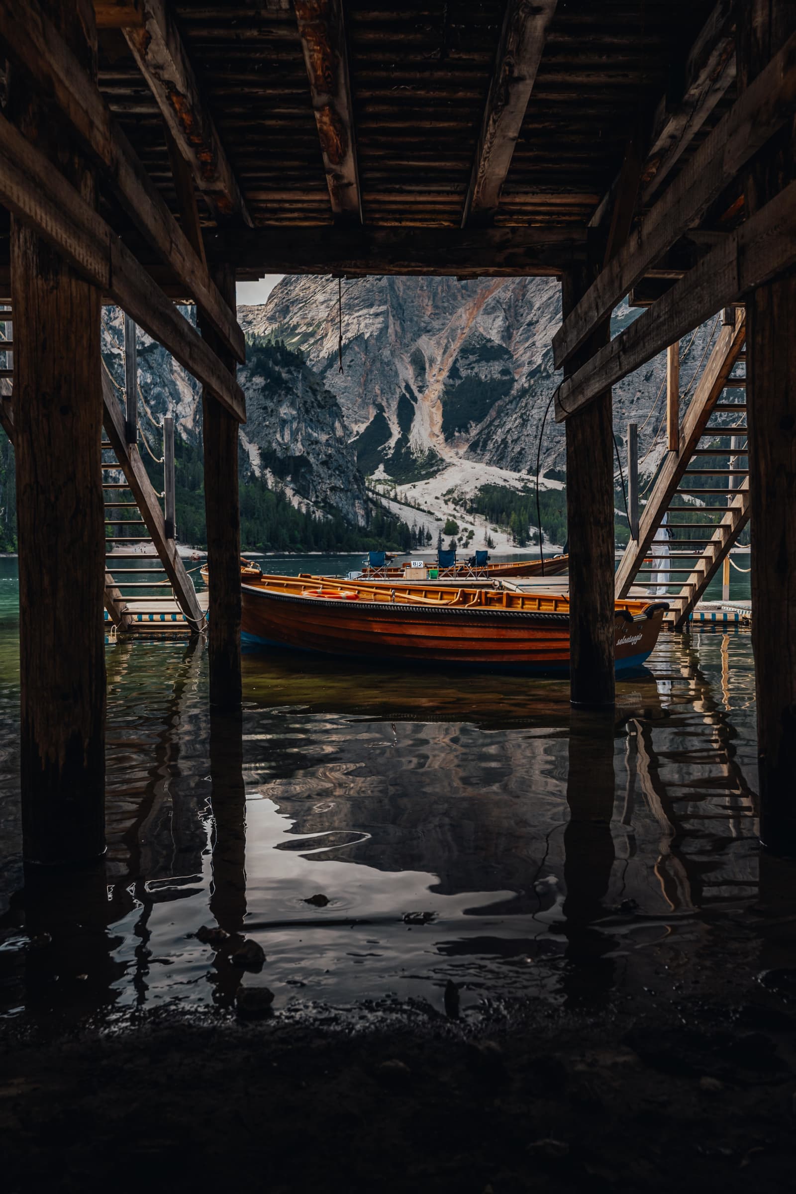 Pod przystanią na Lago di Braies