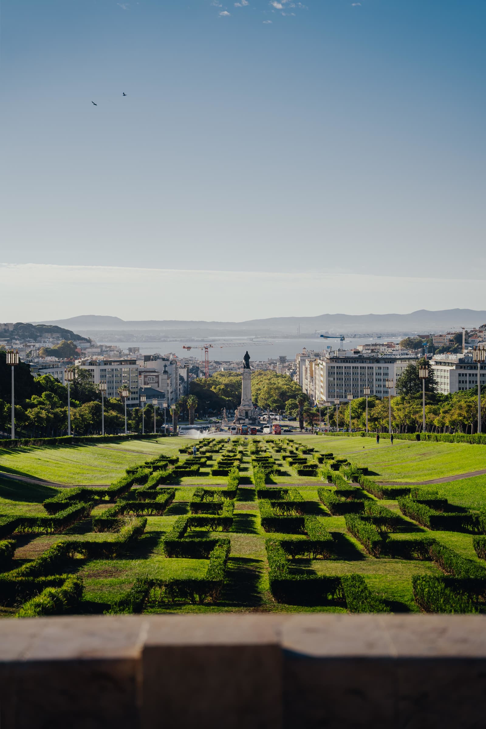 Geometryczne ogrody Parque Eduardo VII w świetle dnia