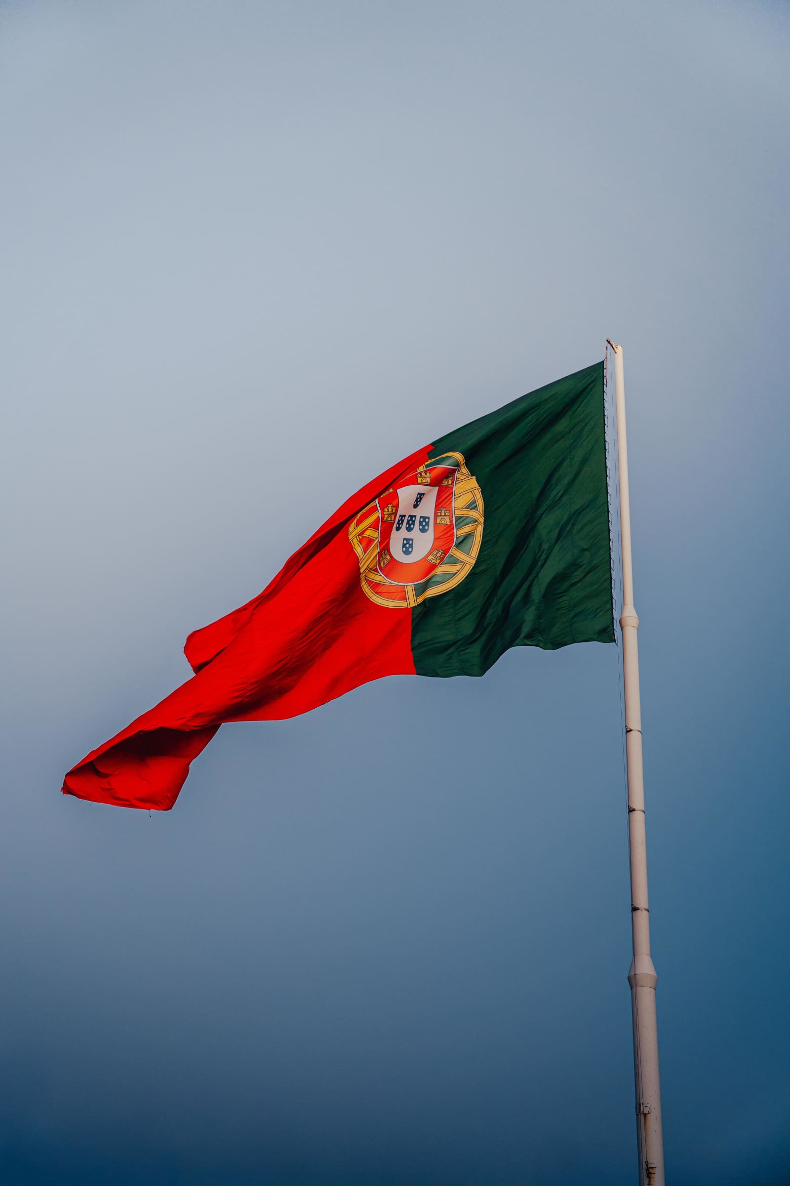 Portugalska flaga na tle nieba