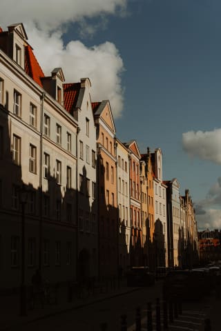 Popołudniowa gra cieni na gdańskich kamienicach