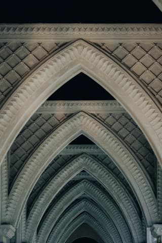 Perspektywa zdobionych łuków architektonicznych