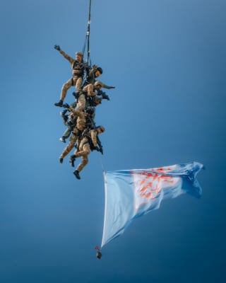 Żołnierze z flagą