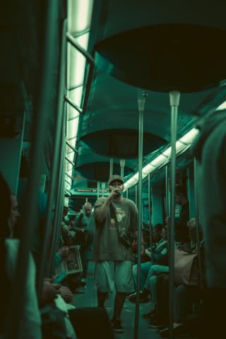 Piosenkarz w metrze
