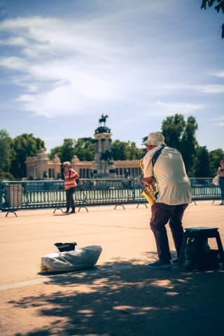 Mężczyzna grający na saksofonie