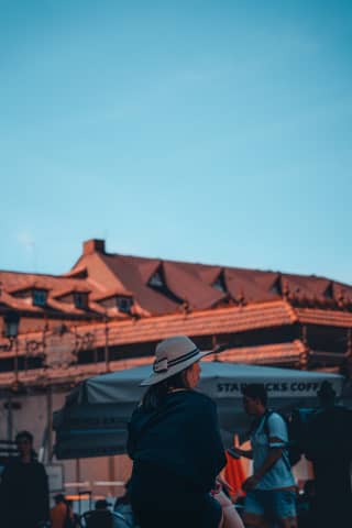 Kobieta siedząca obok Mercado de San Miguel