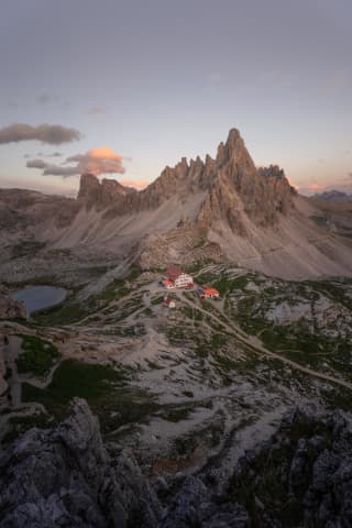 Blask zachodu Słońca nad Rifugio Locatelli i Monte Paterno