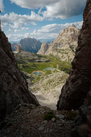 Laghi dei Piani przez skalne okno