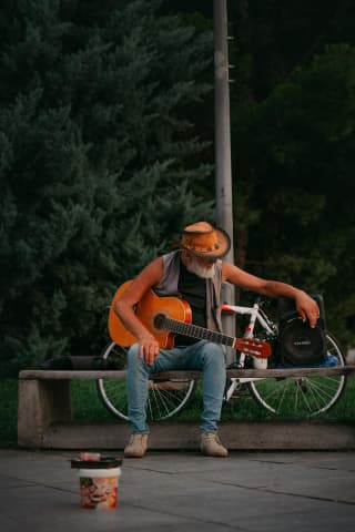 Uliczny muzyk i jego gitara