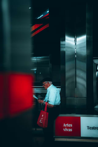 Starszy mężczyzna czekający na metro