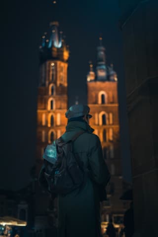 Podróżnik z Bazyliką Mariacką w tle