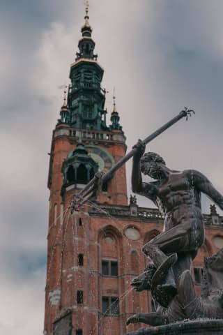 Fontanna Neptuna na tle Ratusza Głównego Miasta