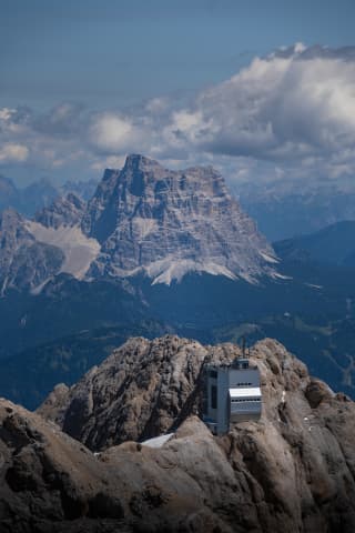 Stacja Punta Rocca zwrócona ku Monte Pelmo