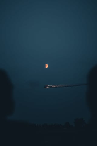 Dwoje ludzi oglądających nocny pokaz lotniczy