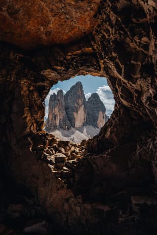 Tre Cime di Lavaredo przez okno tunelu